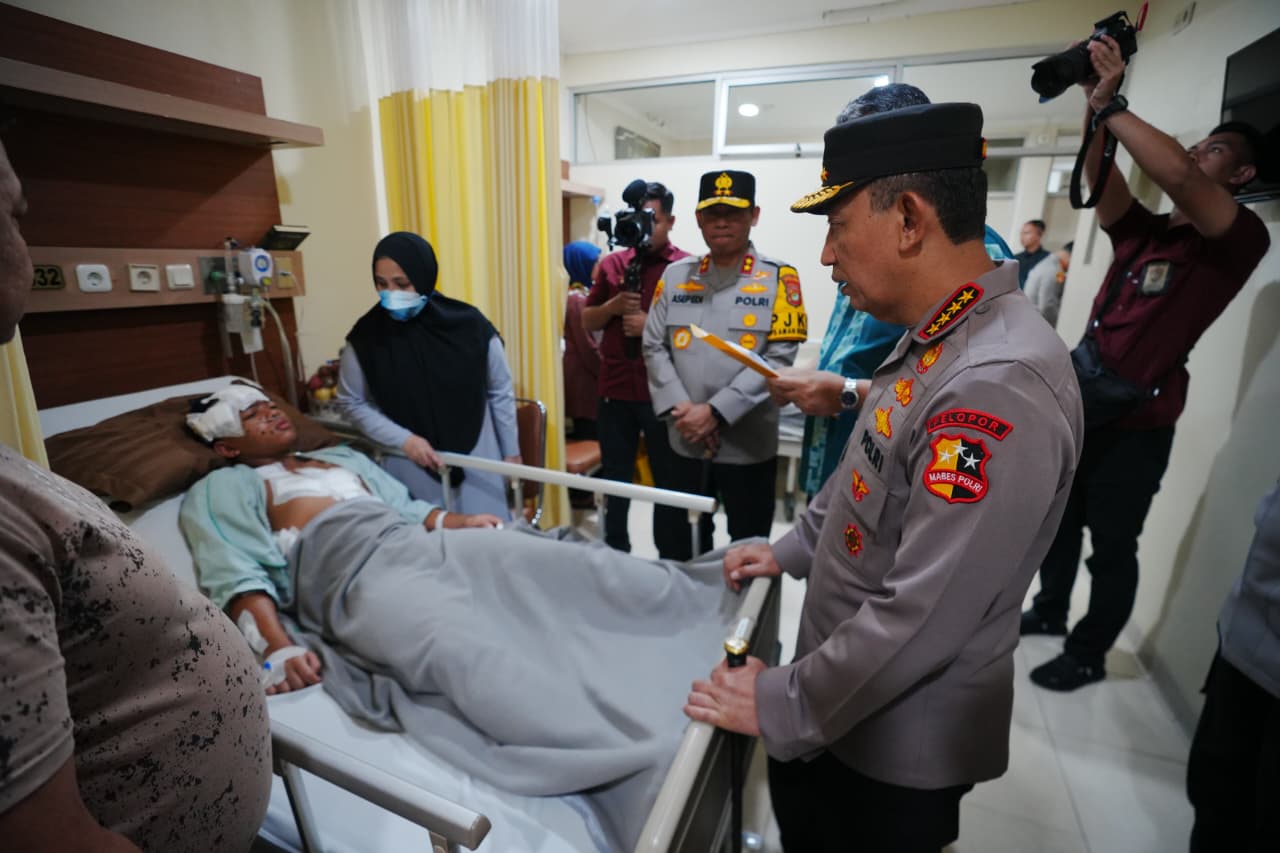 Kapolri Listyo Sigit Jenguk Korban Ledakan SMAN 72 di RSI Cempaka Putih
